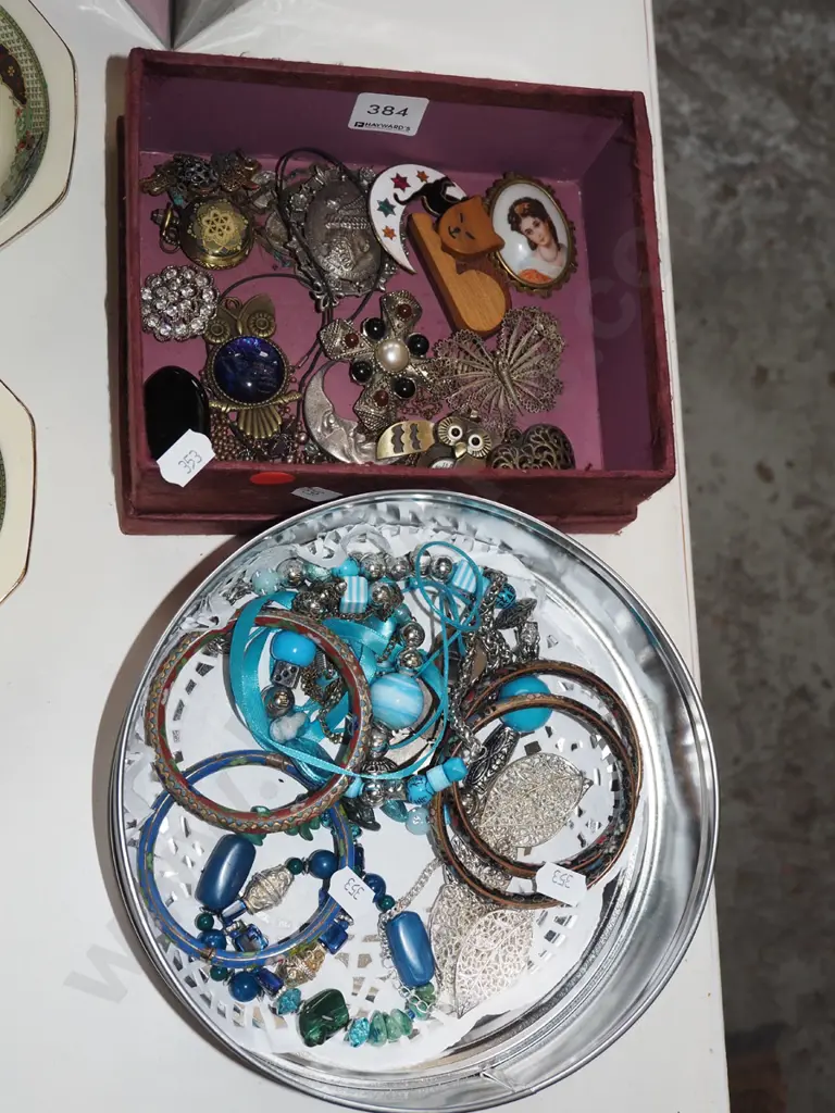 tin and box of costume jewellery - red dots Image 1++