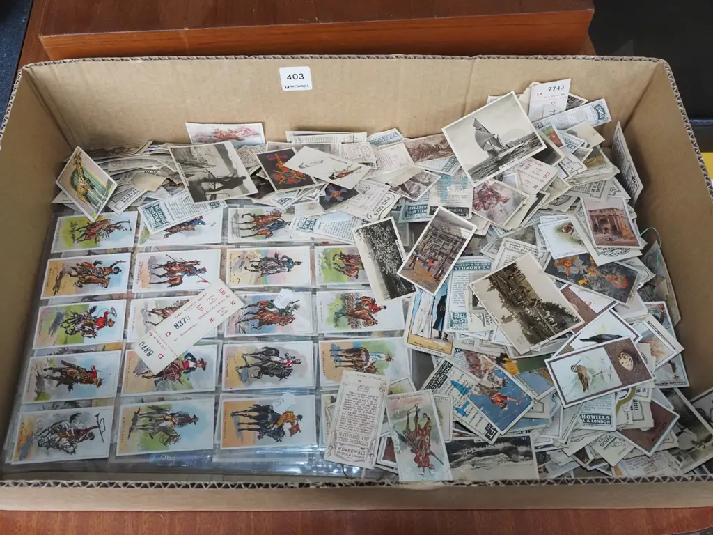 box; cigarette collector cards Image 1++