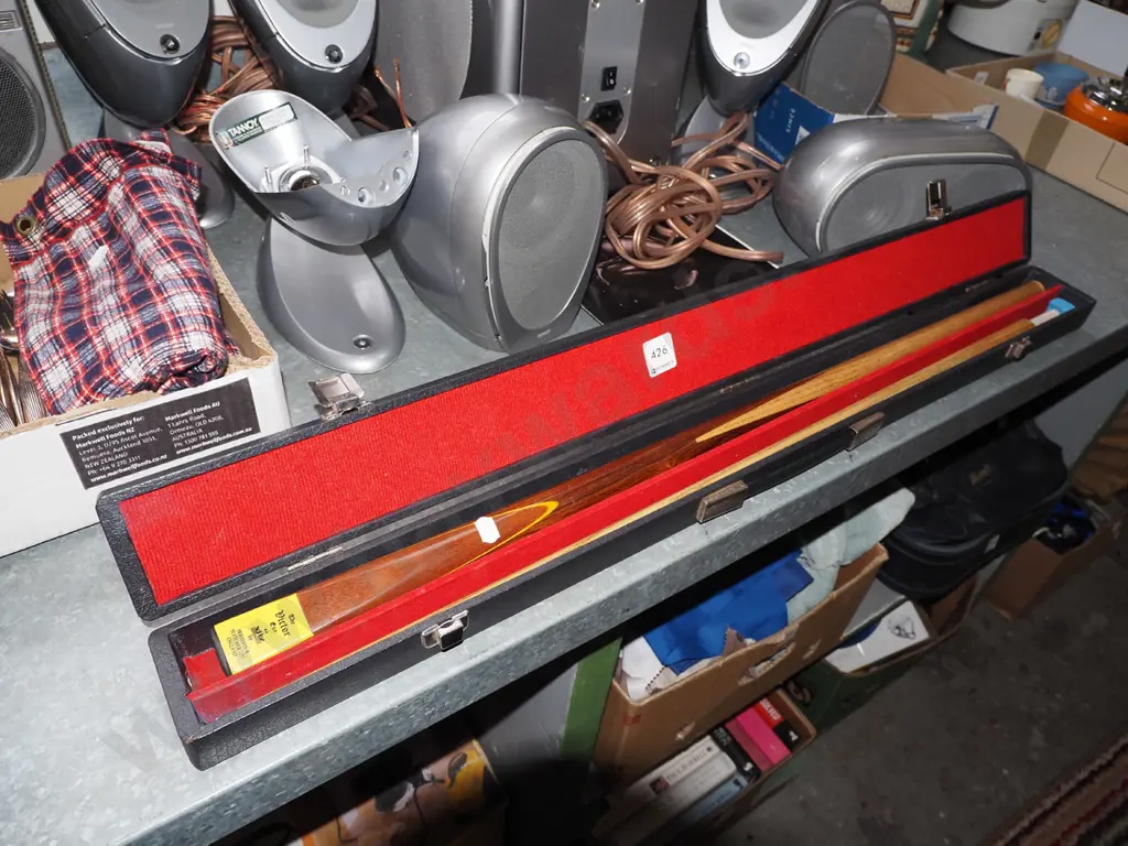 cased Victor pool cue Image 1++