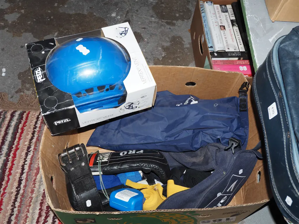 box; boxing gloves, camping mattress, safety helemt Image 1++