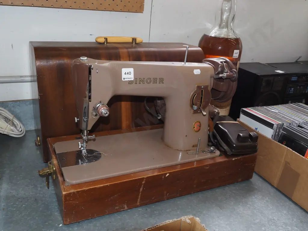 Singer table top sewing machine Image 1++