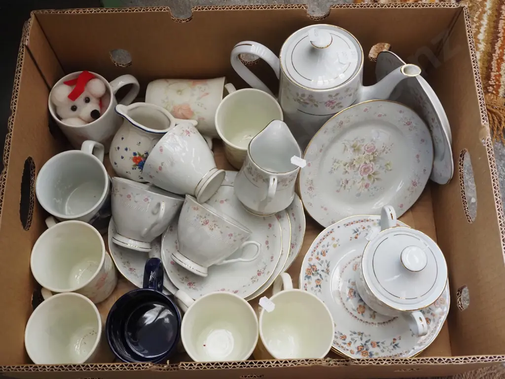 box; coffee pot, cups etc Image 1++