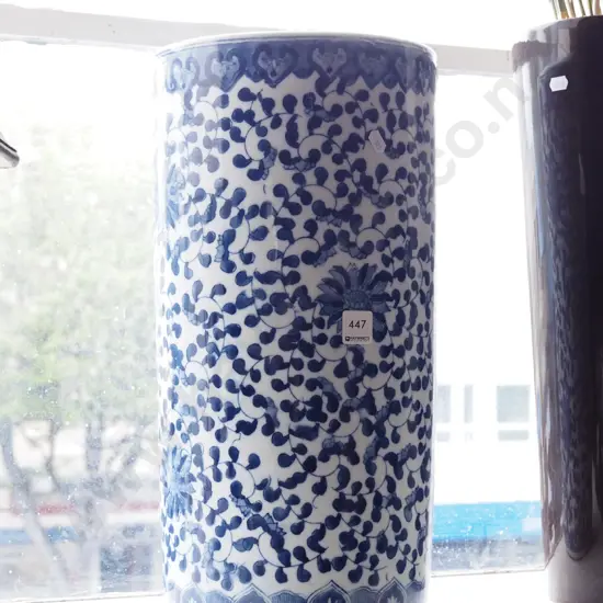 blue and white ceramic umbrella stand H445