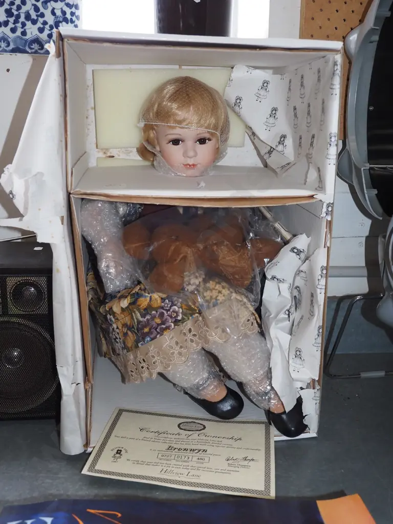 box; Hillview Lane porcelain doll - Bronwyn Image 1++