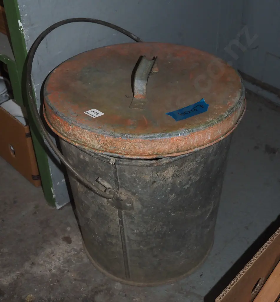 lidded ash can Image 1++