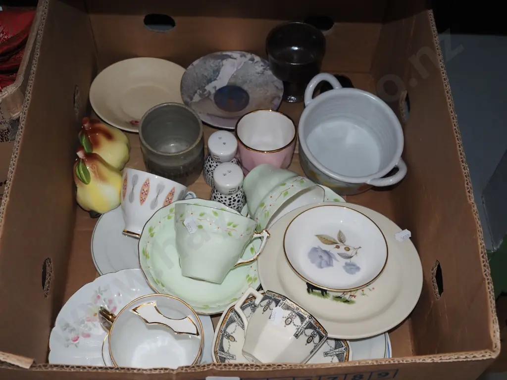 box; cups, saucers, salt and pepper etc Image 1++