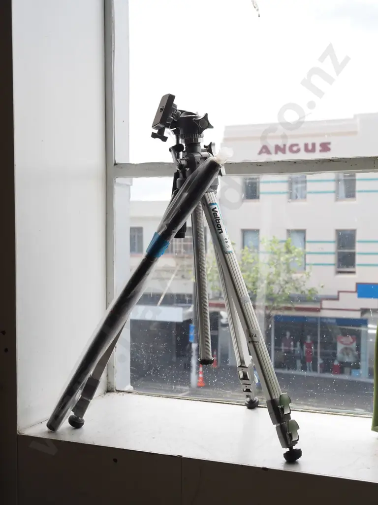 Velbon camera tripod Image 1++