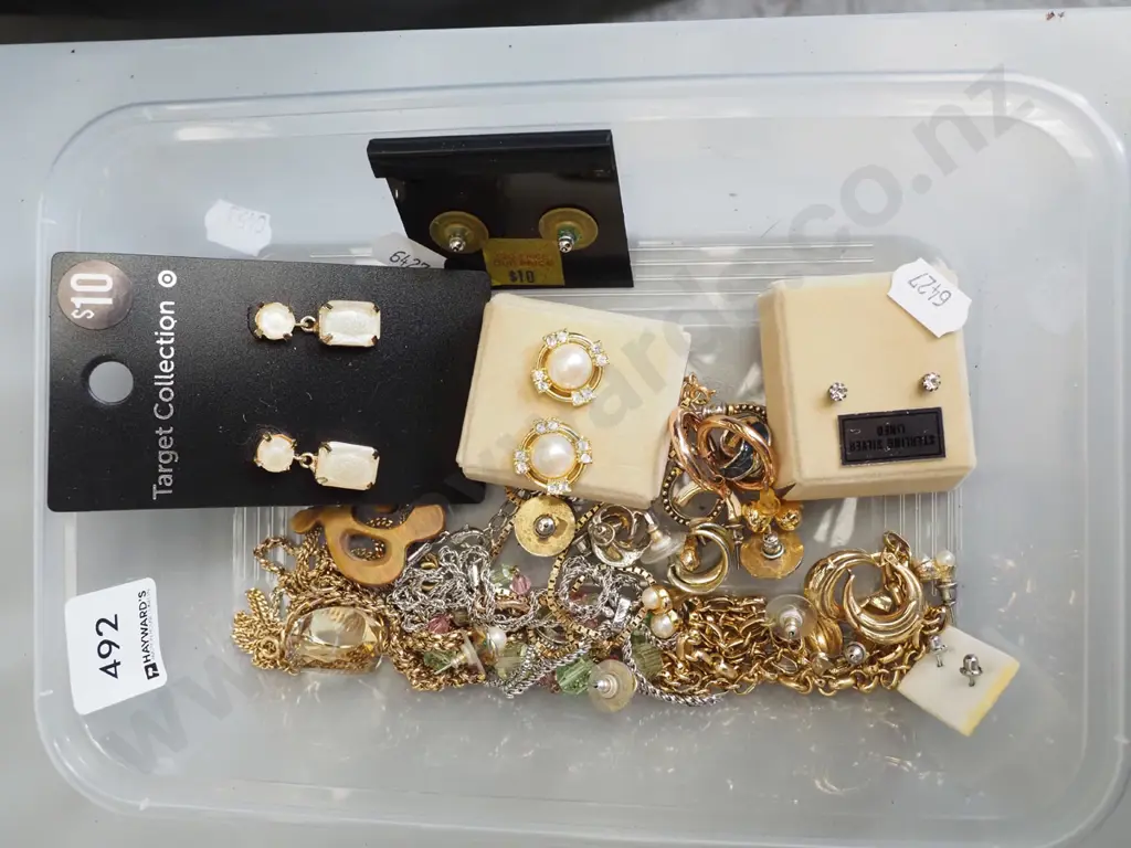 box of costume jewellery  Image 1++