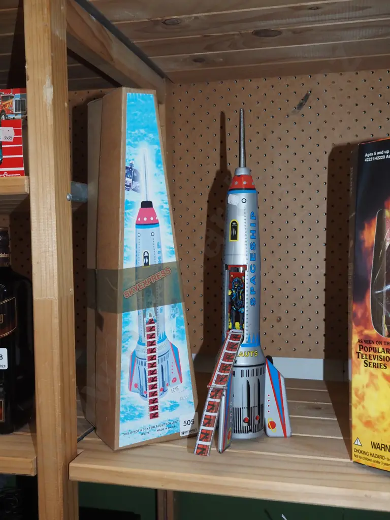 boxed model tin space ship Image 1++