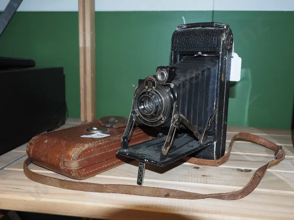 Kodak concertina camera in leather case Image 1++