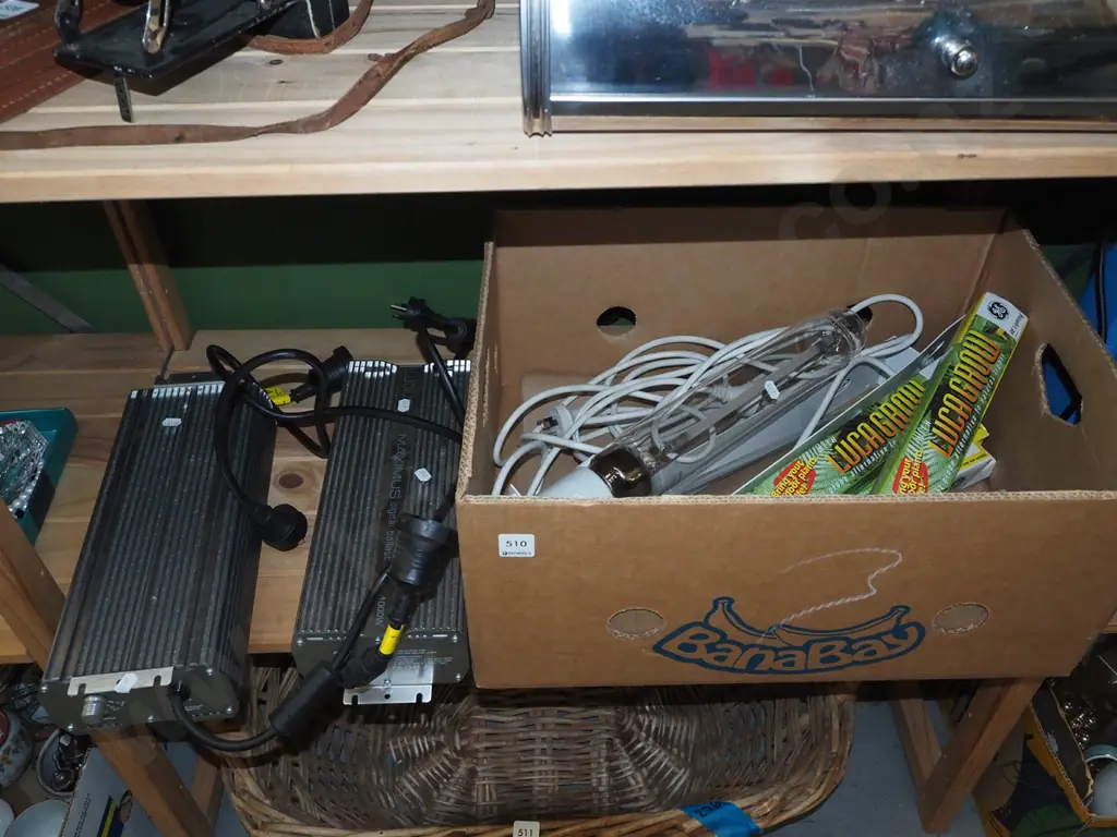 2x indoor growing light fittings with additional bulbs and digital light ballast Image 1++