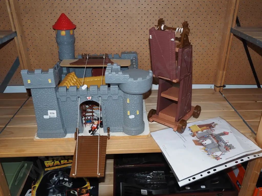 plastic clickies medieval castle play set Image 1++