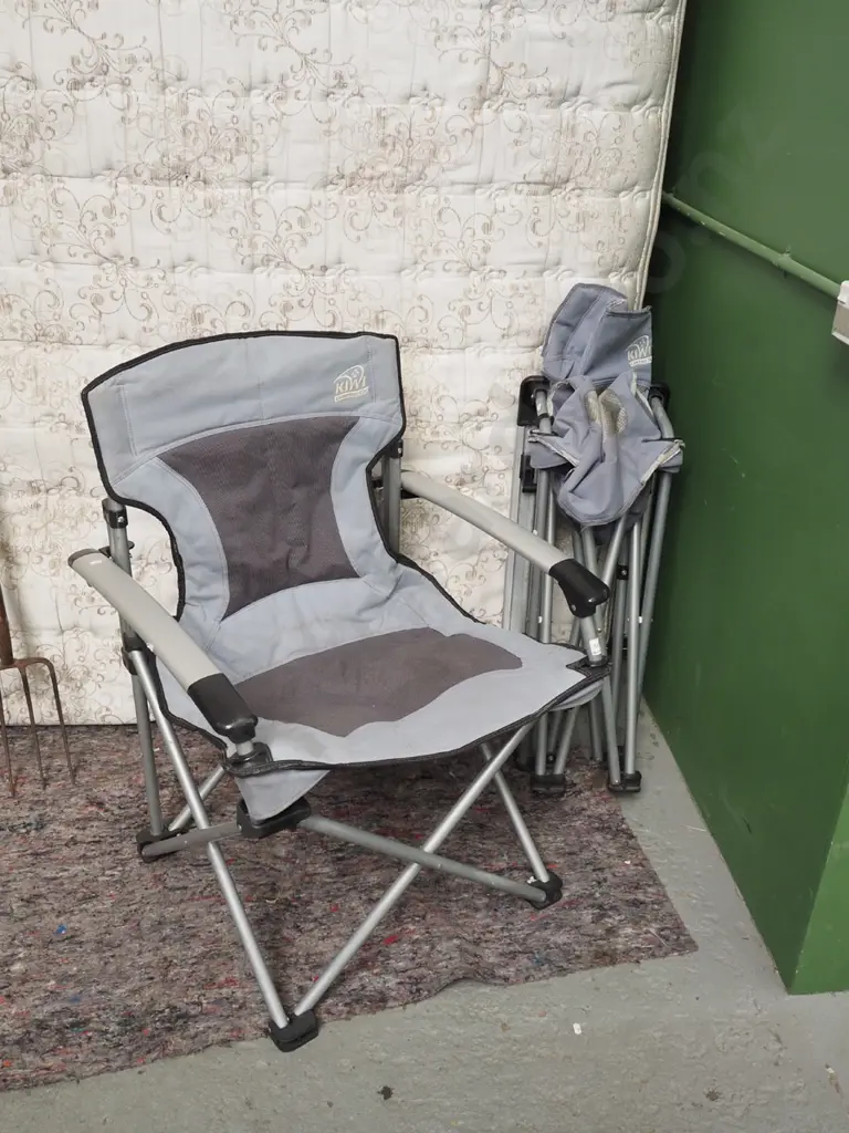 2x camping chairs Image 1++