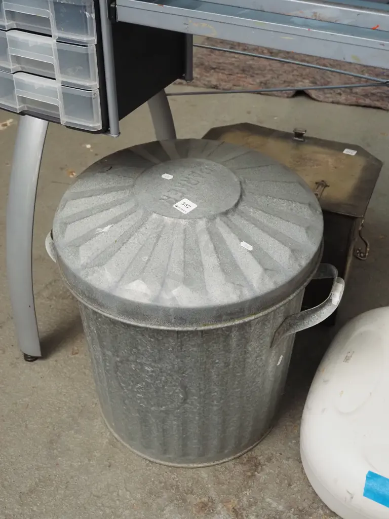 galvanised ash can Image 1++
