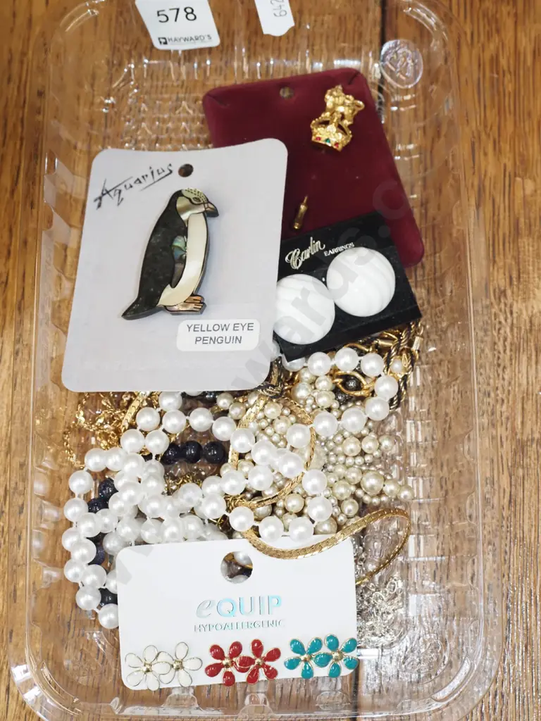 tray of costume jewellery Image 1++