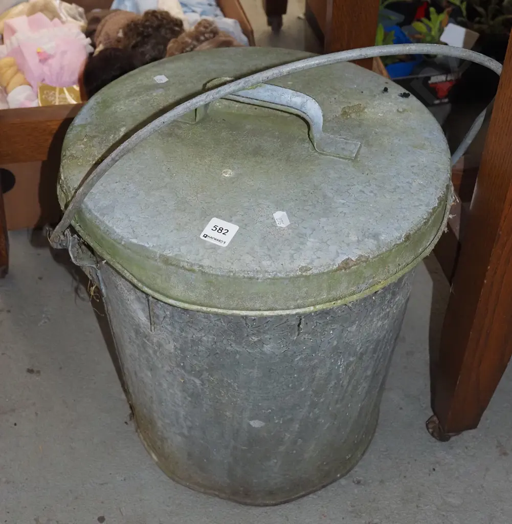 galvanised lidded ash can Image 1++