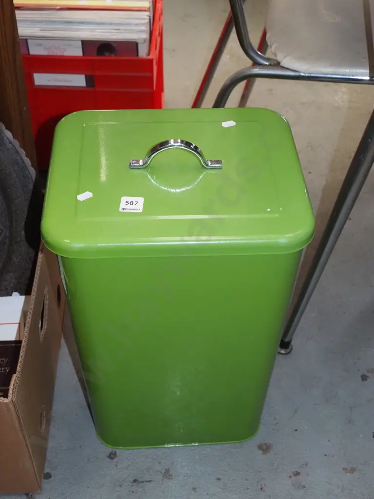 green metal lidded rubbish bin Image 1++