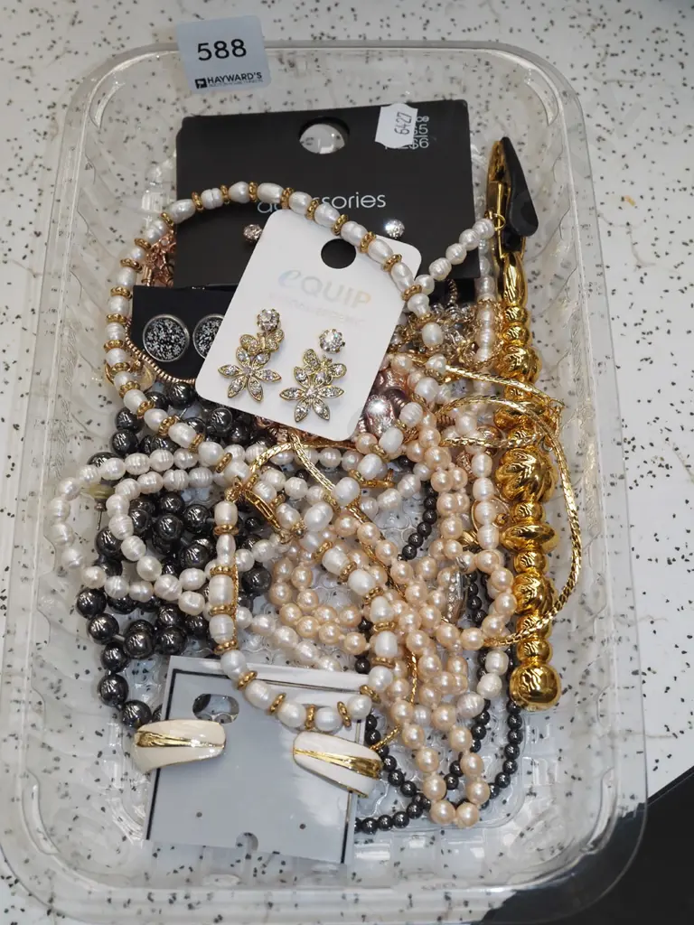 tray of costume jewellery Image 1++