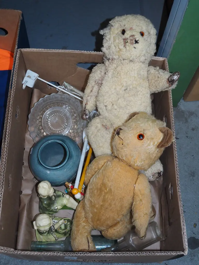 box; vintage teddy bears, glass bottles, bookends etc Image 1++