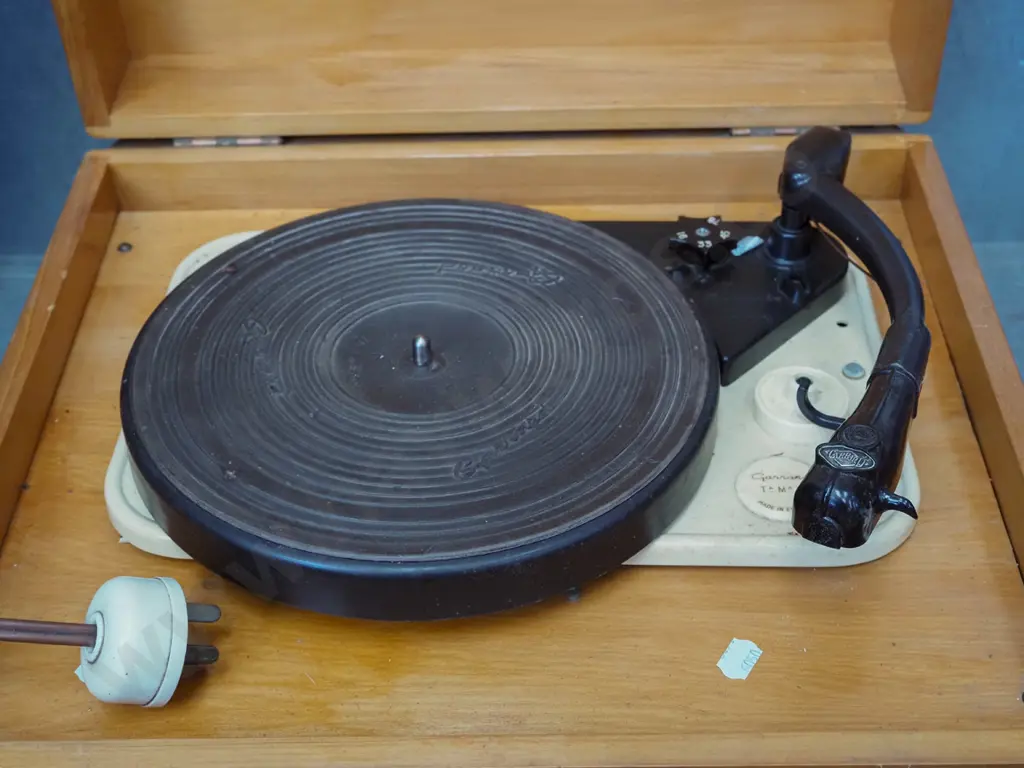 wood cased record player Image 1++