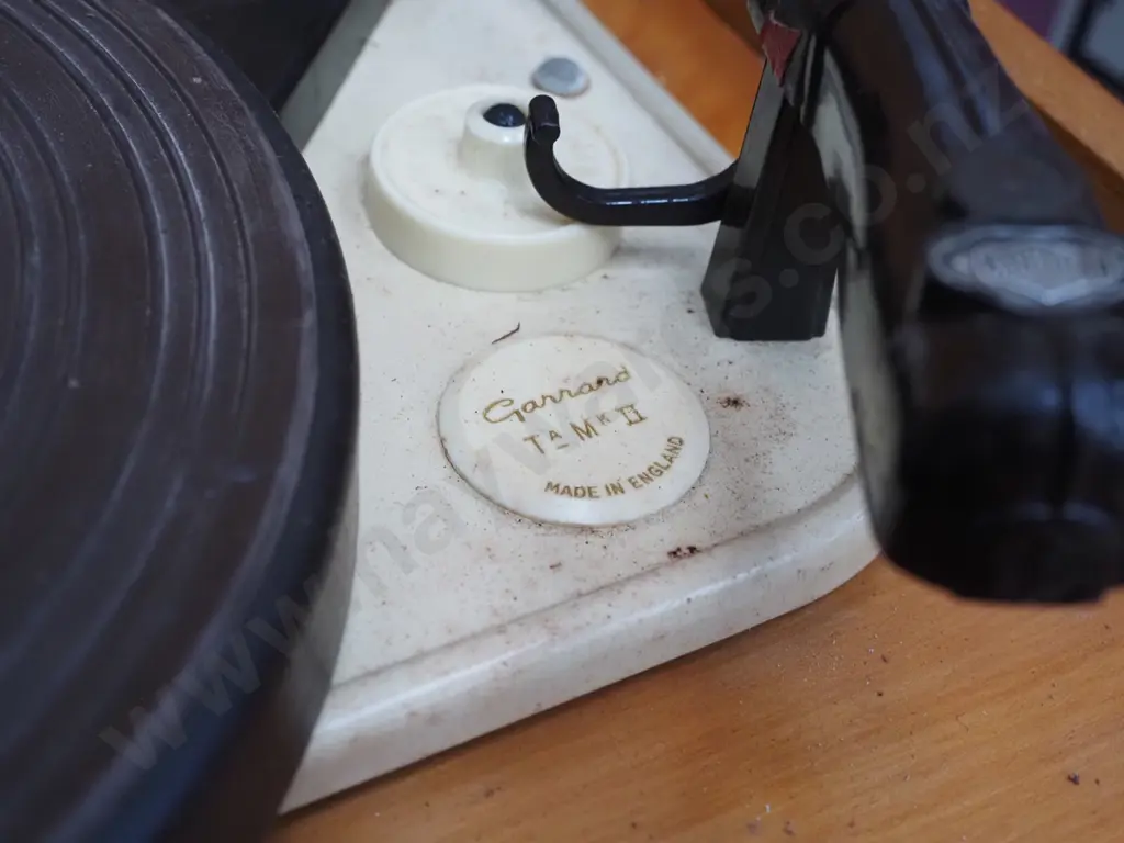 wood cased record player Image 1++