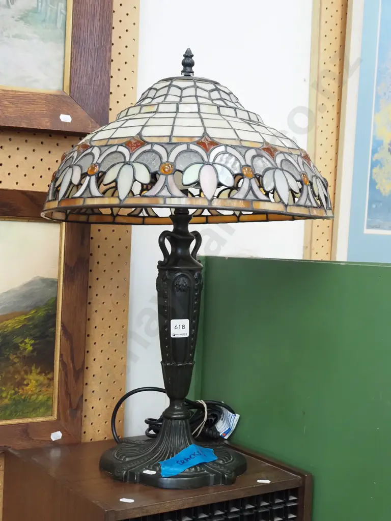 reproduction Tiffany style lamp - crack to base of lamp H580 Image 1++