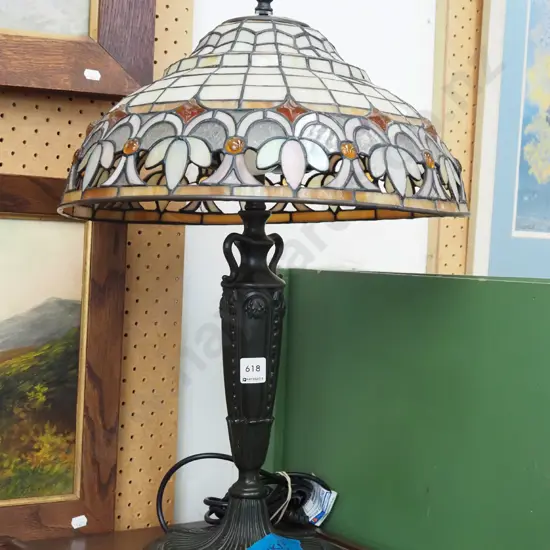 reproduction Tiffany style lamp - crack to base of lamp H580