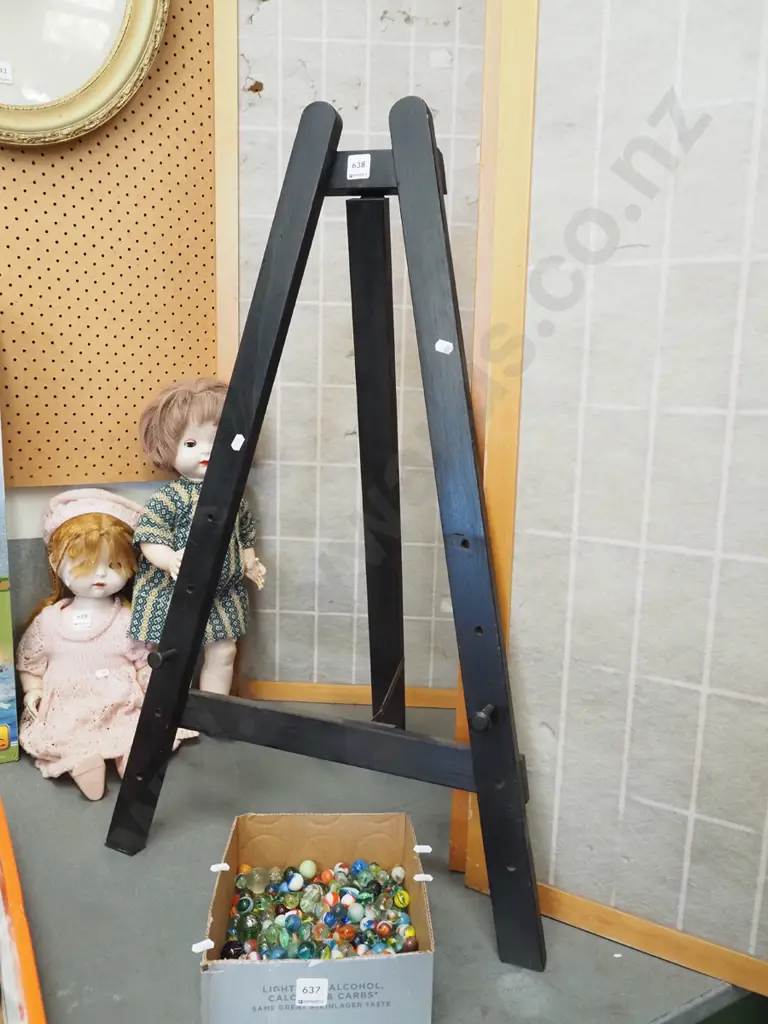 black easel Image 1++