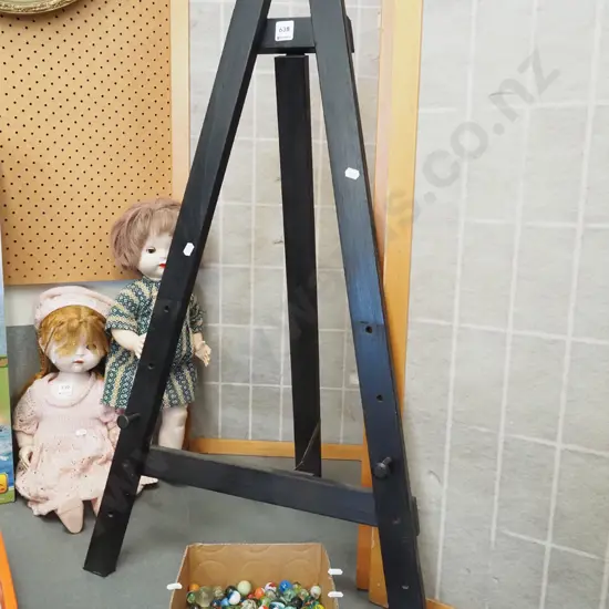 black easel