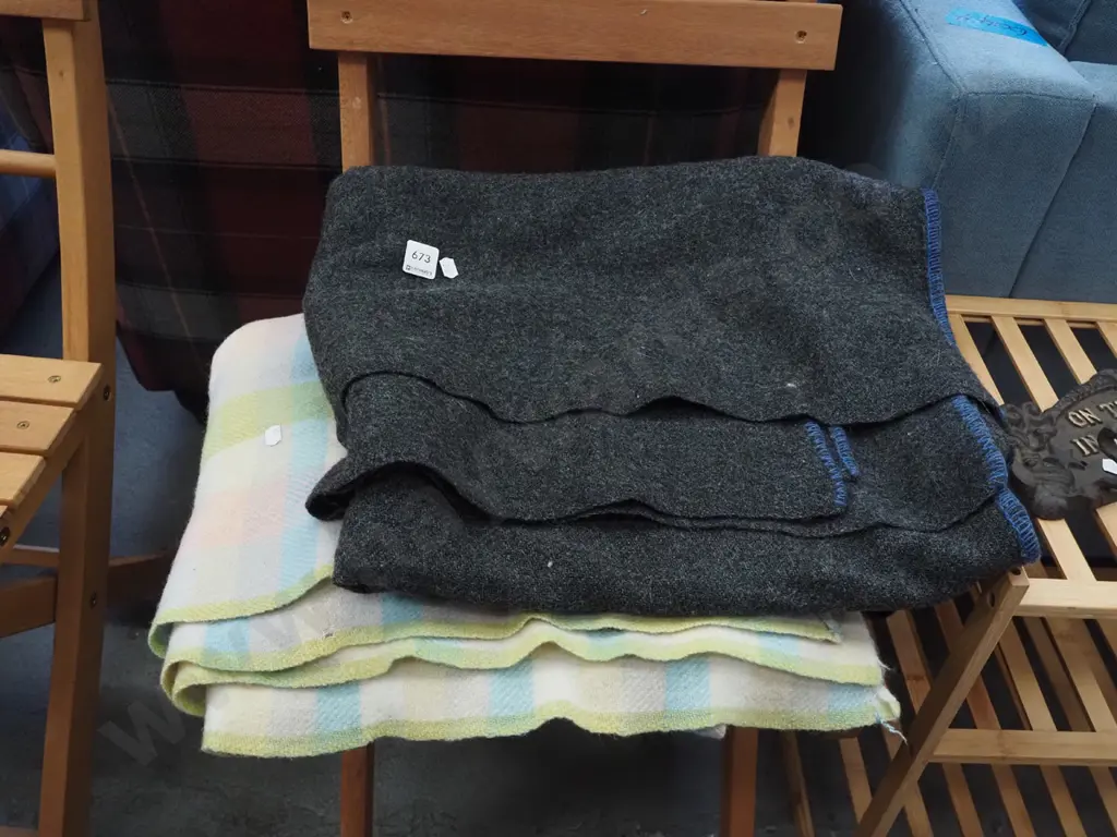 2x woollen blankets Image 1++