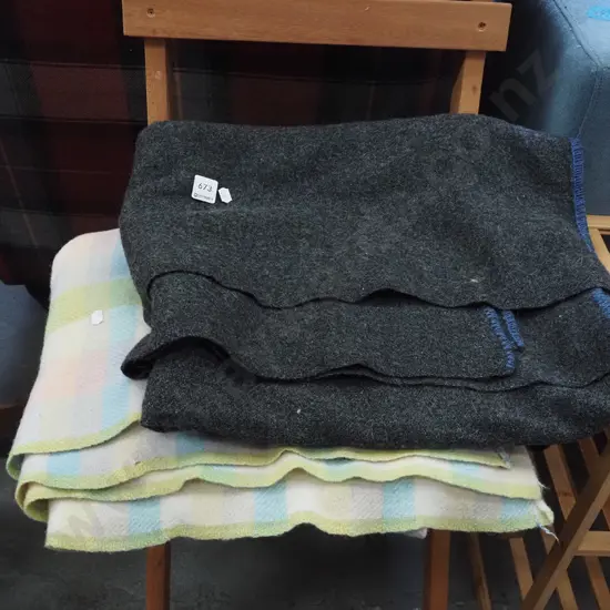 2x woollen blankets