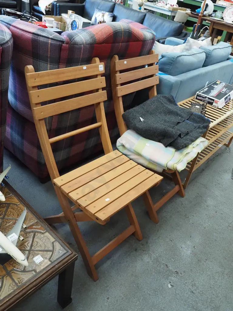 2x wooden foldaway outdoor chairs Image 1++