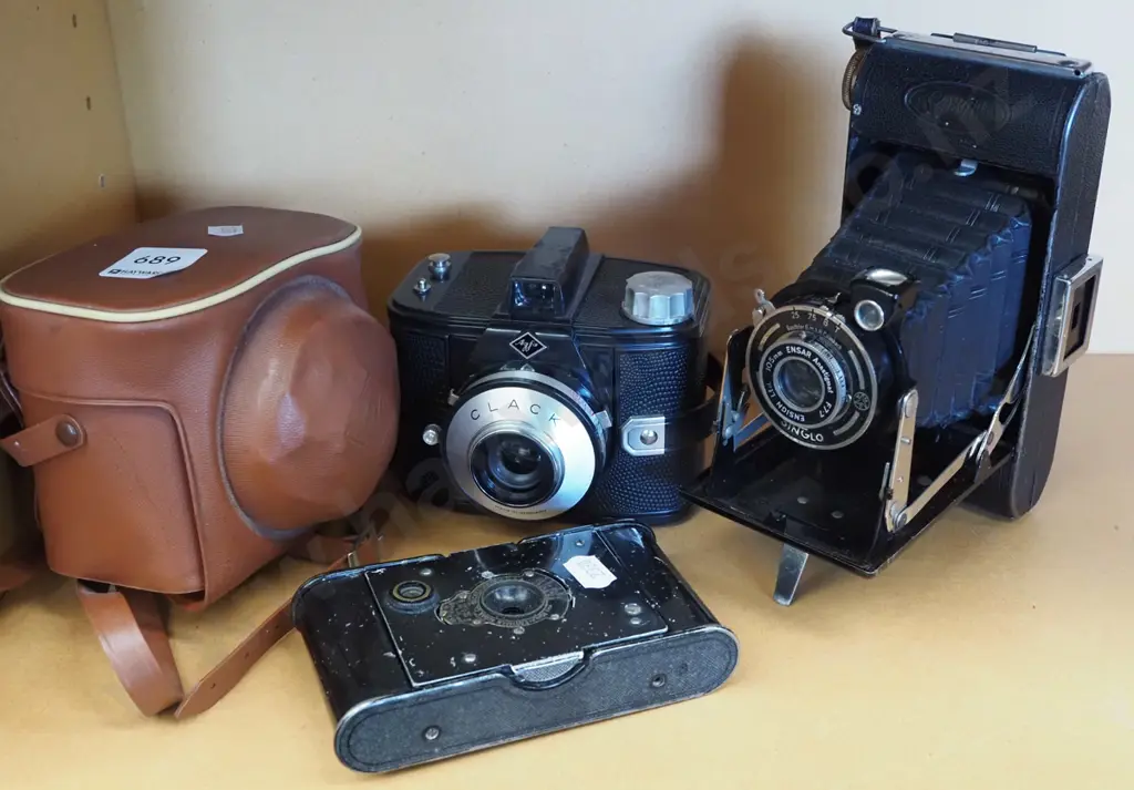 3x vintage film cameras Image 1++