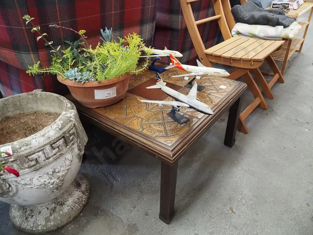 oak and tile top end table Image 1++