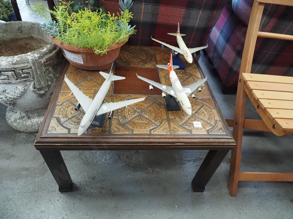 oak and tile top end table Image 1++