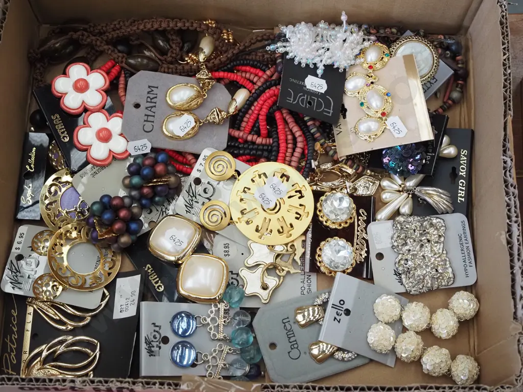 box of costume jewellery Image 1++