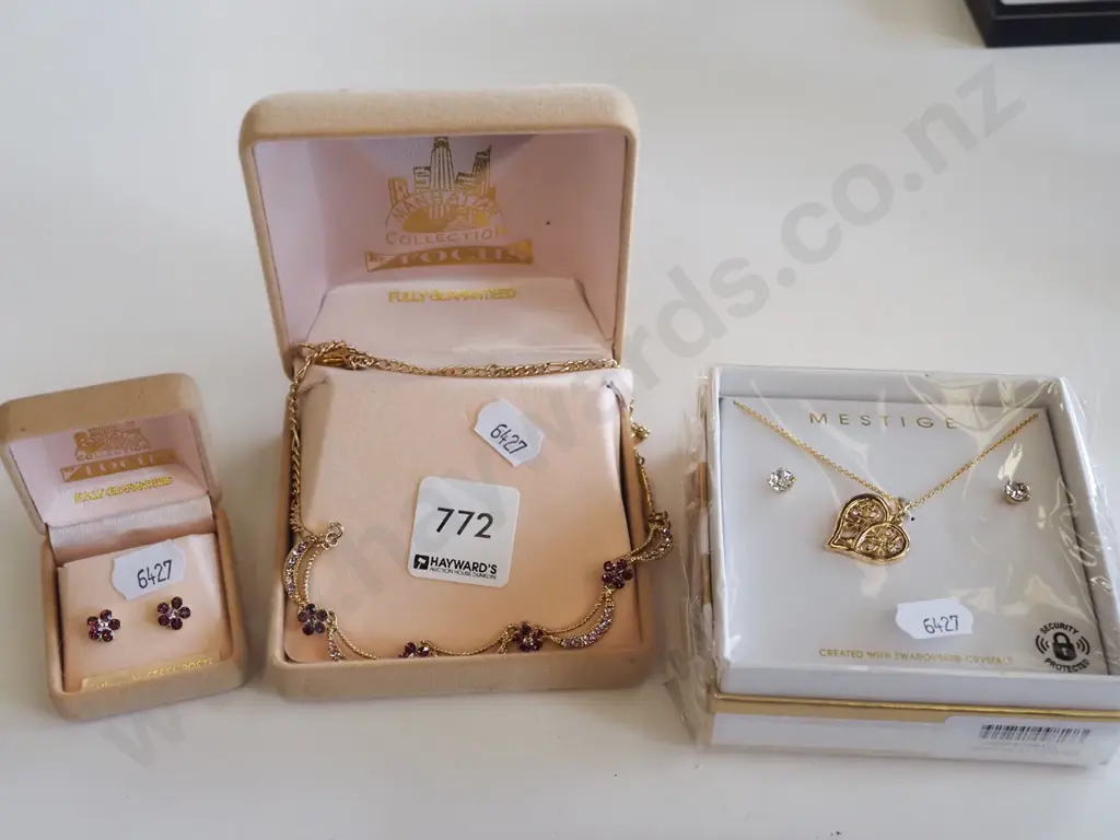 2x pendant and earring sets Image 1++