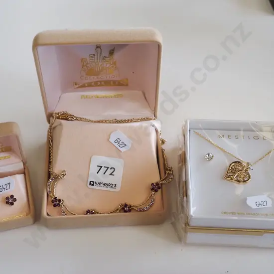 2x pendant and earring sets