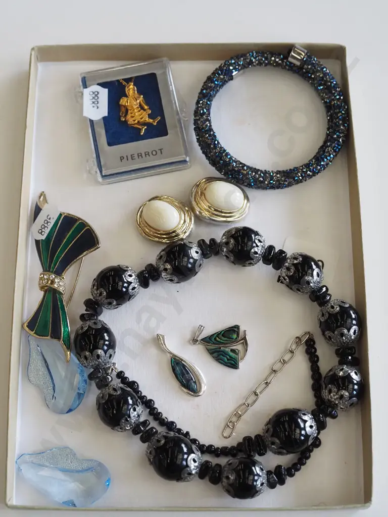 box; neckaces, pendants etc Image 1++