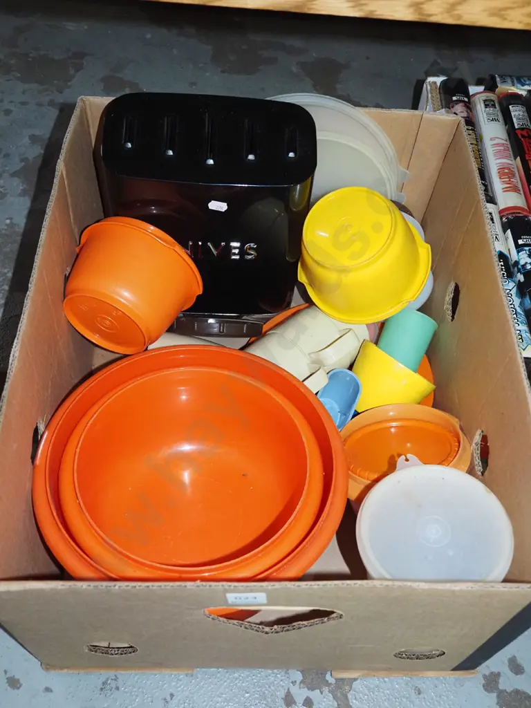 box; knife block - no knives, plastic cups, retro tupperware Image 1++