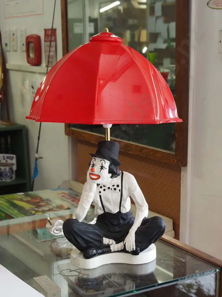 clown figural based table lamp with plastic shade H520 Image 1++