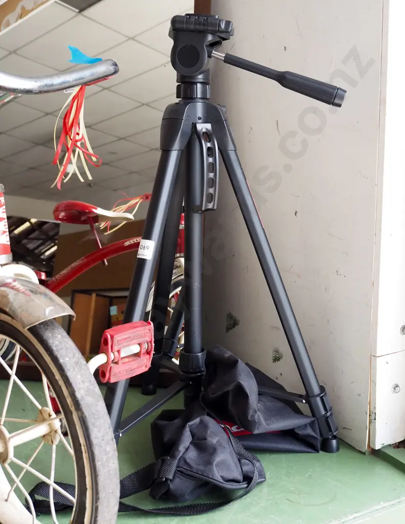 Inca cameras tripod and bag Image 1++