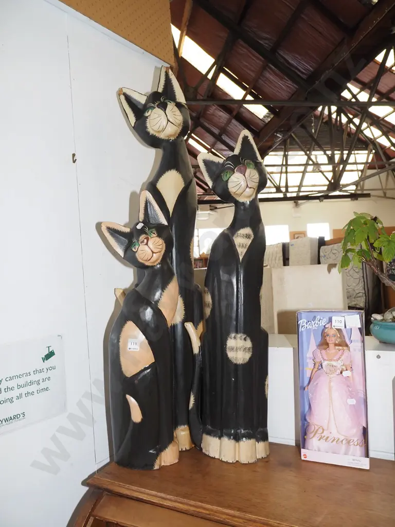 3x carved wooden cat figurines H960 - some damage to ears Image 1++