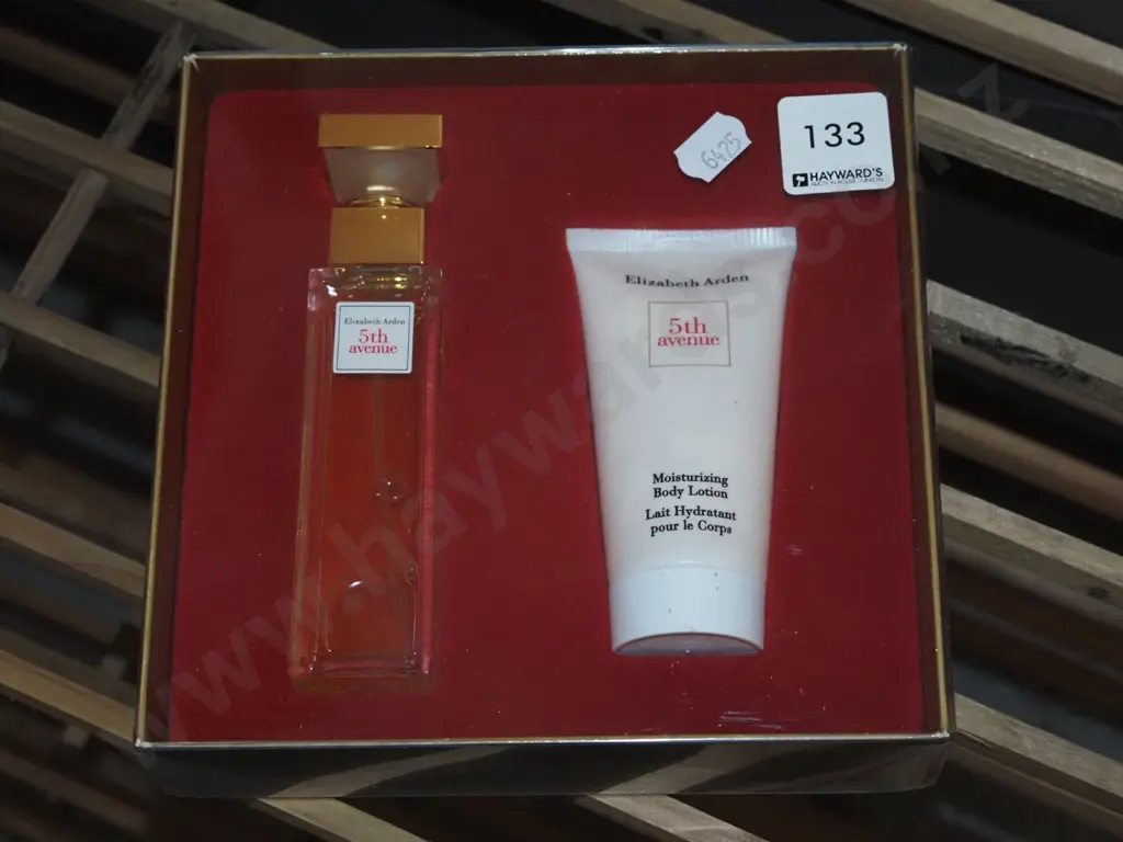 boxed as new Elizabeth Arden perfume and body lotion set Image 1++