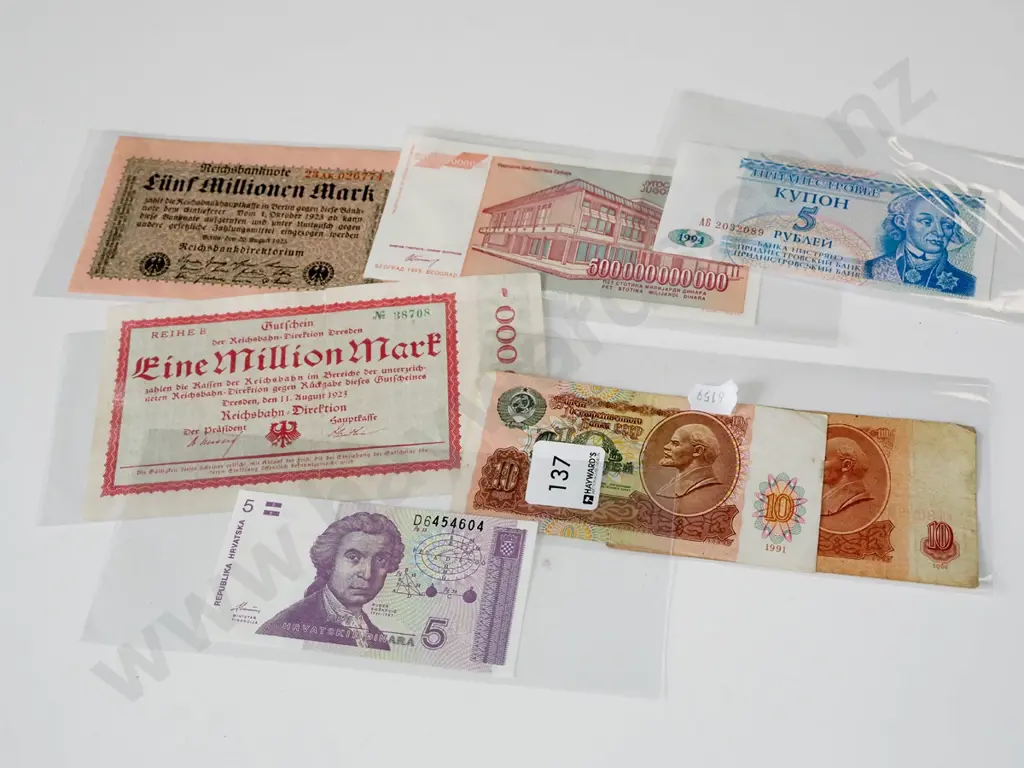 various international bank notes Image 1++