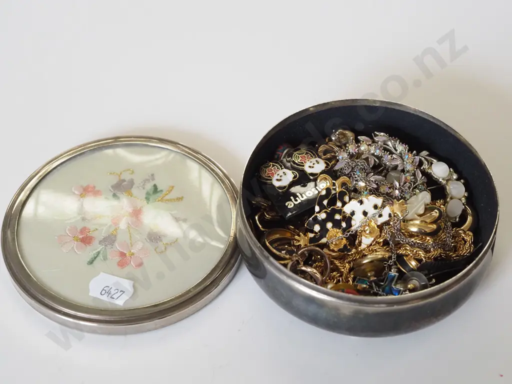 small tin of costume jewellery Image 1++