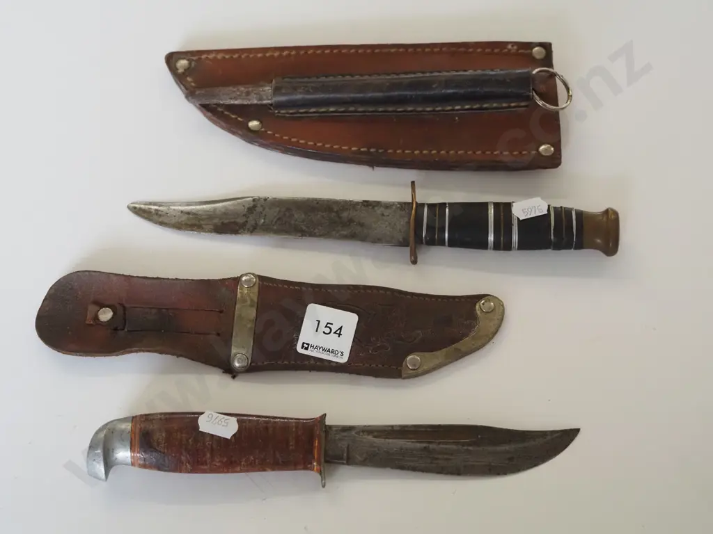 2x hunting knives and sheaths Image 1++