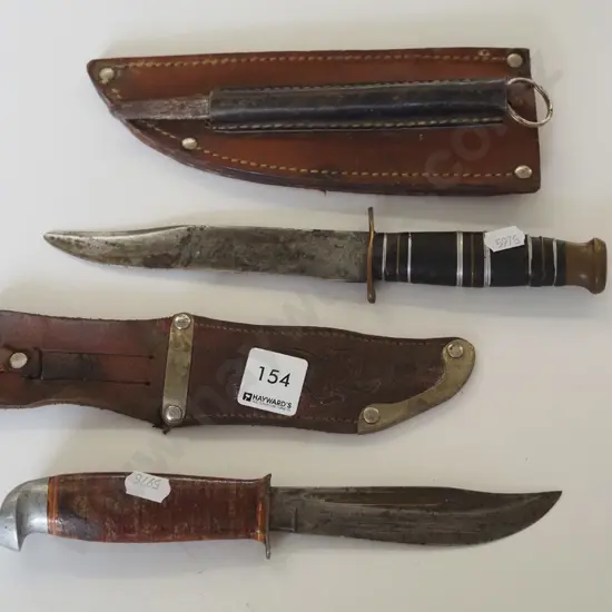 2x hunting knives and sheaths
