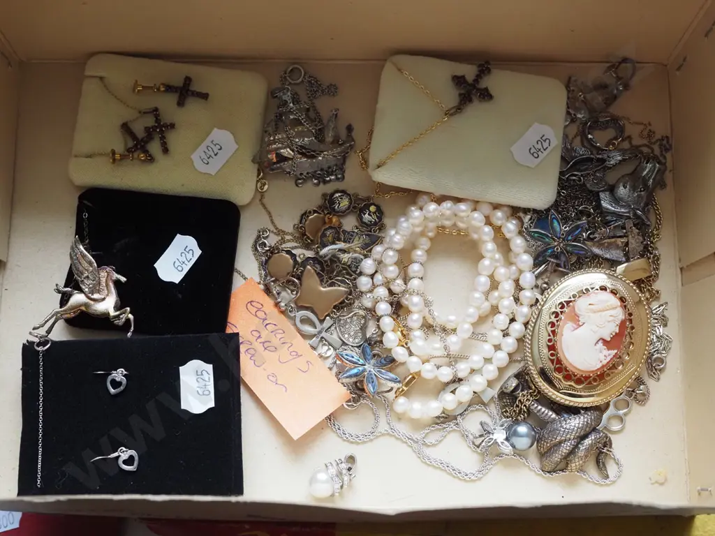 box of costume jewellery Image 1++