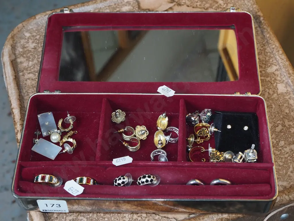 tin of costume jewellery earrings Image 1++